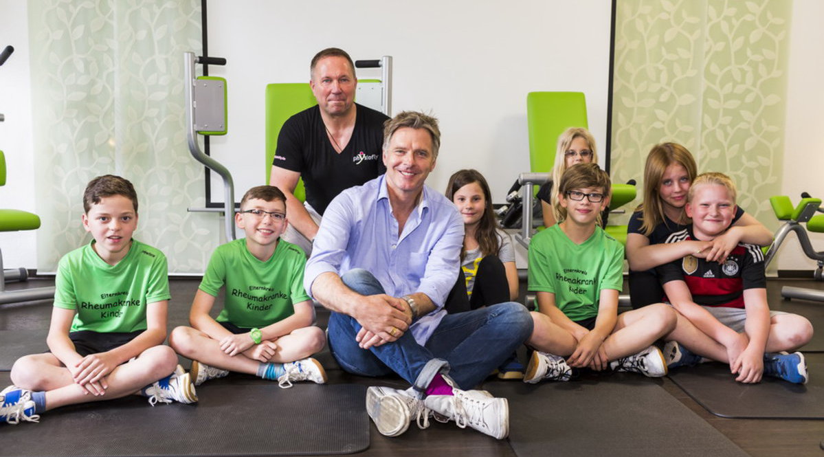 Jörg Pilawer ist der Botschafter für rheumakranke Kinder Gruppenfoto mit Jörg Pilawa und Kindern