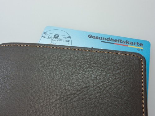 Eine Gesundheitskarte steckt in einer Geldbörse.