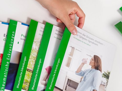Collage mit Rheuma-Liga-Broschüren