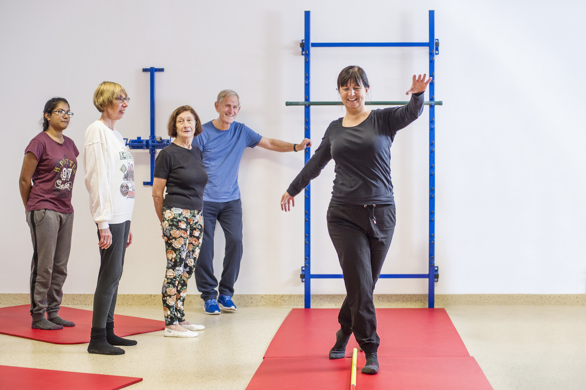 Fünf Personen beim Funktionstraining 